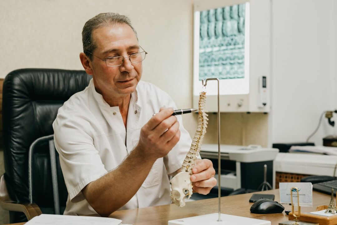 O Doutor explica as peculiaridades do tratamento da osteocondrose da columna torácica